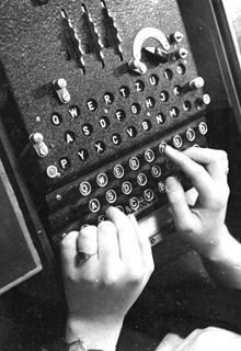 220px-Bundesarchiv_Bild_183-2007-0705-502,_Chiffriermaschine_-Enigma-